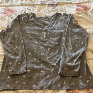 croft & barrow Charcoal Gray V-Neck Long Sleeve Top with White Bow Embroidery